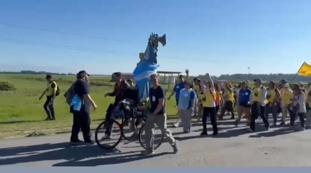 Caminamos por una promesa: Miramar peregrina a Mar del Sur con Santa Teresita.